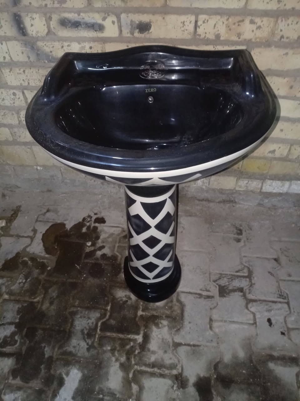 ميز مكتبي بي ٣مجرات سعره  ٥٠ الف
مغسله سعره ١٥ الف
ميز معه طبلت صغار ٣ سعره ٣٥ الف مكاني شعله رقمي تصل ***********
