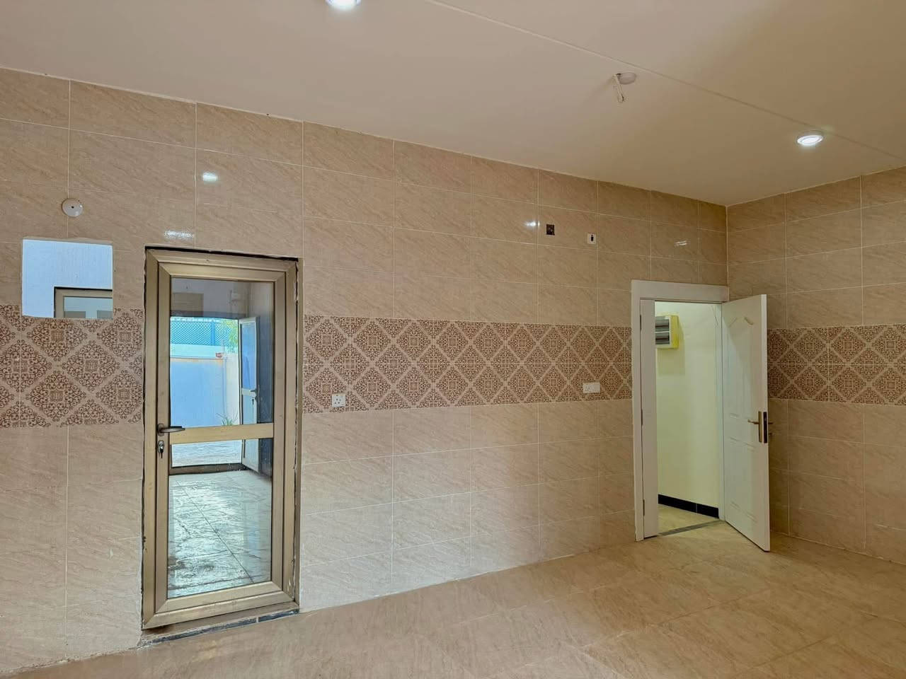 دار للبيع في مجمع قريه الغدير الثانيه مساحة 200متر شارع السنتر مع اضافات كتائب جاهز للسكن الاستلام بنفس اليوم 
للاسفتسار
***********
***********
