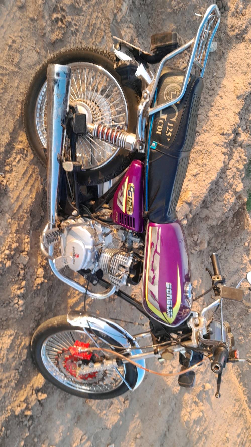 دراجة نارية CG125+ بحالة جيدة جدًا، لون مميز وملفت للنظر. ماكينة فعّالة معدّلة للتوفير في استهلاك الوقود. مناسبة للاستخدام اليومي أو الحركات داخل المدينة. لمزيد من المعلومات أو للاطلاع عليها يمكنك الاتصال بي.