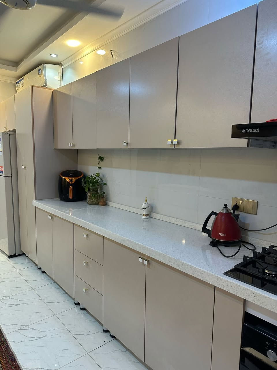 عروض نهاية السنة صالحة الى يوم 31\12 
سعر متر طولي ٣٧٥ الف متر طولي يشمل ارضي وملحق ومرمر  
داخل خشب تركي mdf ابواب hdf سطح مرمر السعر شامل النقل مع الشد 
عنوان بغداد الجديد تقاطع السينما مقابل الكنيسة 
اتصال *********** 
اتصال ‪0788 293 4492‬
