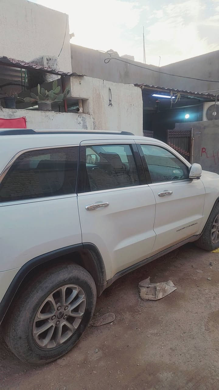 جيب خليجي لاريدو 15 بيها طخه بين البابين فقط السعر 220 وبيها مجال ***********
