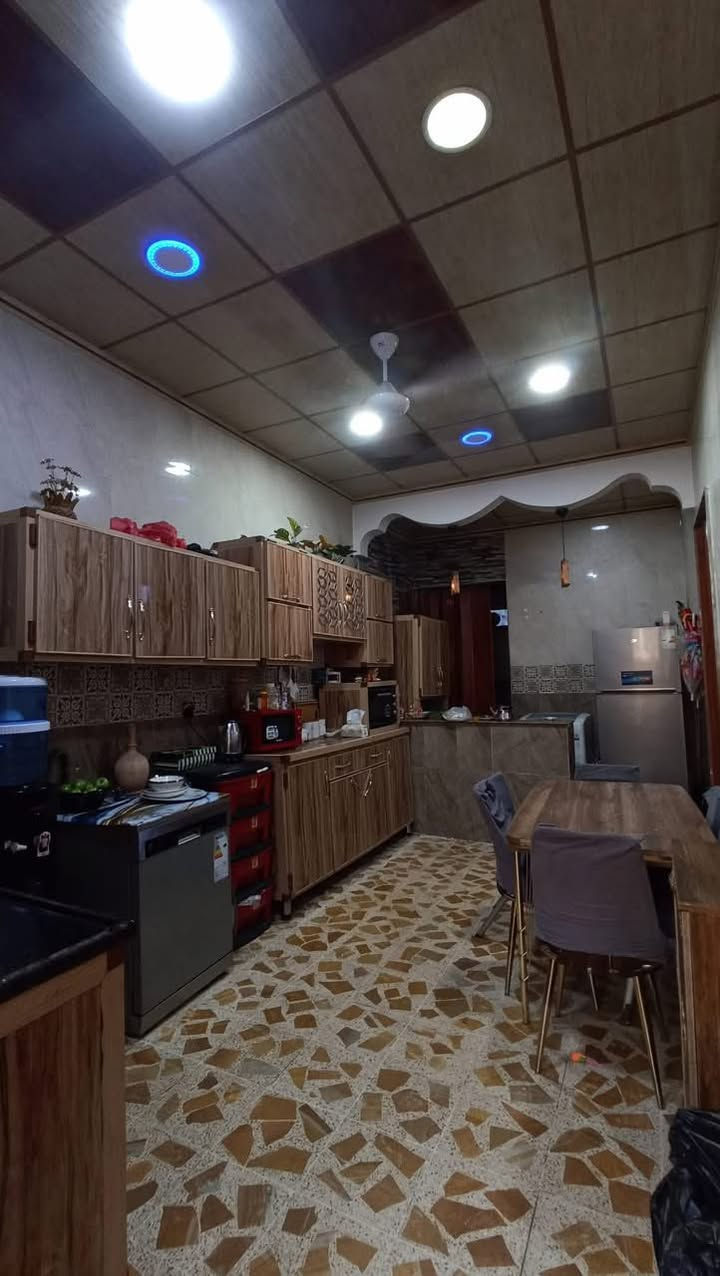 🏡 دار للبيع في القادسية الثانية – موقع مميز قرب مدرسة زهرة المدائن

فرصة سكنية رائعة لعائلة تبحث عن الراحة والمساحة والبناء الحديث.

📐 المساحة: 150 متر مربع
📏 الواجهة: 7.5 متر

🔹 الطابق الأرضي:
✅ كراج سيارة
✅ غرفتا نوم
✅ هول استقبال واسع
✅ مطبخ حار وبارد
✅ صحيات منفصلة

🔹 الطابق الثاني:
✅ 3 غرف نوم
✅ غرفة ماستر (سويت)
✅ هول
✅ صحيات منفصلة

⭐ بناء حديث ومواصفات ممتازة
⭐ شرط التحويل وقرار التمليك متوفر

للمزيد من المعلومات والاستفسا
***********
***********

📍 أو زيارة مكتب مكتب عمار الهزاع
