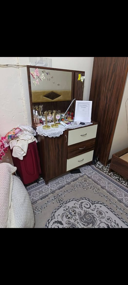 ثنينهن ب 75 ..شرط نضافه 
***********
