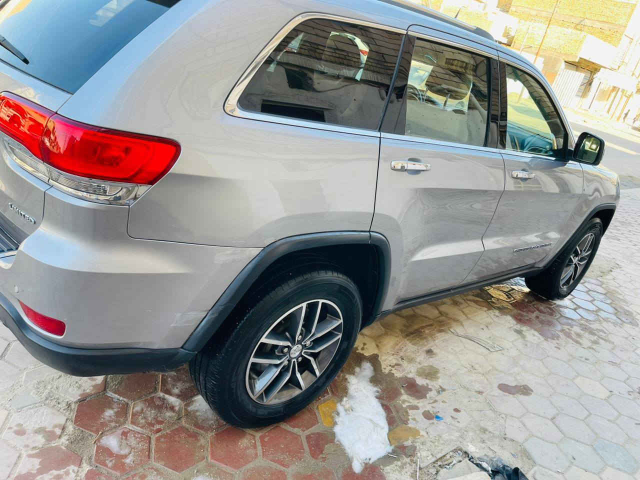 سلام عليكم جيب لاريدو 2018حره
السياره حلو وجديد دواخل عسلي ضربته مرفوقه بلمنشور كير ومكينه وحداديه وتبريد وتخم تاير كله جديد
عليه ادامه كامله ماتخسر عليه ربع
المكان الناصريه 
***********
السعر 223. وبيه مجال
