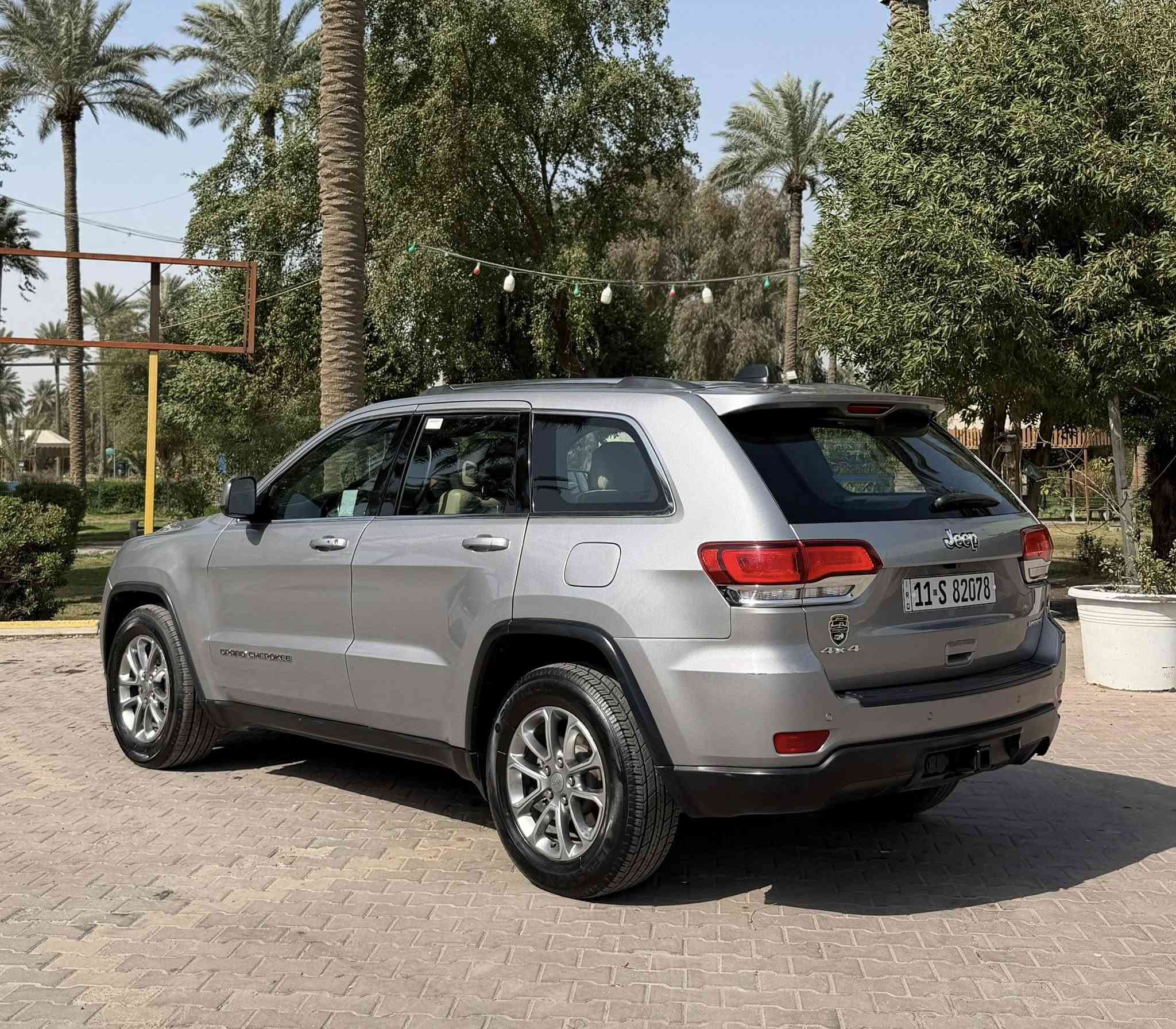 السلام عليكم
جيب (لاريدو )
موديل : 2020
ماشية : 55 الف 
المواصفات 
بصمه 
تشغيل عن بعد
كشنات كهرباء 
كشنات جلد 
شاشة 
كاميرا 
تحكم ستيرن جهتين 
كروز سرعة 
نظام سبورت 
نظام ايكو 
نظام اطفاء 
نظام توقف عند الاقتراب 
حساسات خلفية 
صاجات 
ويل كب كروم 
بلوجكتور 
قطعتين تبريد 
(رقم بغداد الجديد مشروع وطني بأسمي ) 
الحادث جاملغ + بنيد + باب 
( السونار مرفق + صور الحادث ) 
السيارة جاهزه من كلشي بدون اي نقص . 
السعر : 188 وبيها مجال بسيط 
العنوان : بغداد الكاظمية قرب مرور الكاظمية معارض جكوك معرض الرحمن 
للاستفسار 
عبدالرحمن 
 ***********
 ***********
