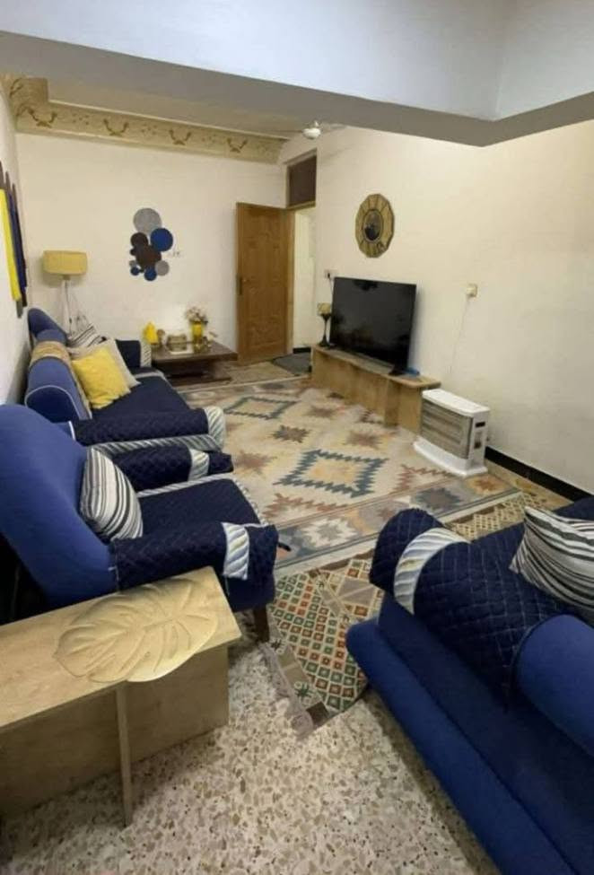 بيت للبيع  120 متر طابقين بسعر 270بي مجال الواجهه 6 والنزال 20 بناء حديث الطابق الارضي 3 حمامات +صالةوحمام سويت+مطبخ+غرفة نوم وحمام سويت+حوش الطابق الثاني 4 غرف نوم+.  بلكونه سطح 
العنوان بغداد الكرخ حي الاعلام شارع البدالة قرب مدرسة العقيده هاتف ☎️ ***********
