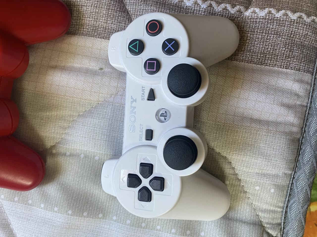 السلام عليكم
بلي 3 سلم 
الجهاز نضافته 95‎%‎
وياه يدتين وحده جديده 
وياه هارد 500g 
وشاحنه يد 
وhdmi
بيه اكثر من 20 لعبه 
من ضمنها (pes2019,fifa2019,tekken7,gta5,asura,driver San Francisco,blur, l وجميع اجزاء كول اوف ديوتي 
وداخل الجهاز ايضا بيه تقريبا 18 لعبه 

السعر ,,120 الف,, قفل🔒

مكاني بغداد الشرطه الرابعة 
***********
