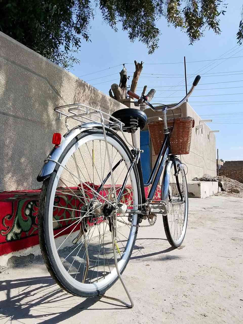 السلام عليكم بايسكل للبيع نضيف حجم27 لون اسود تاير اسفنج بريك خلفي فقط السعر 50 بي  متواجد فيس وهاذة رقمي  ‏‪0774 105 3059‬‏
