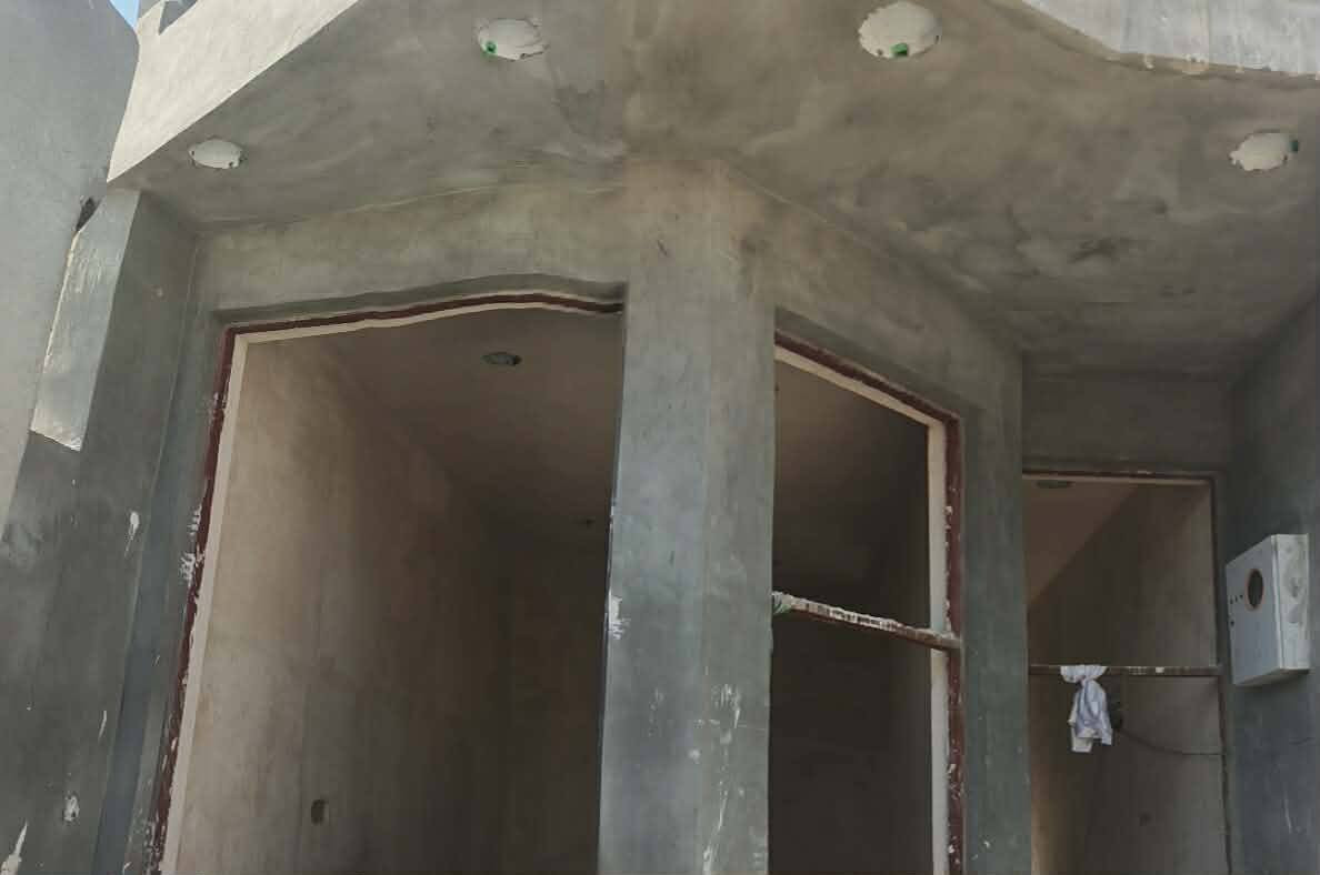 بيع مستعجل بيت قيد الانشاء طابو صرف مساحته 125 واجهيه 5 نزال 25 بناء طابقين طابق اول صاله واستقبال وغرفه نوم وصحيات خارجيه وداخليه طابق ثاني غرفه وصحيات وغرفه صغيره شارع 80 جهة النجف
يبعد عن الشارع 80  150 متر 
رقمي للاستفسار ***********
