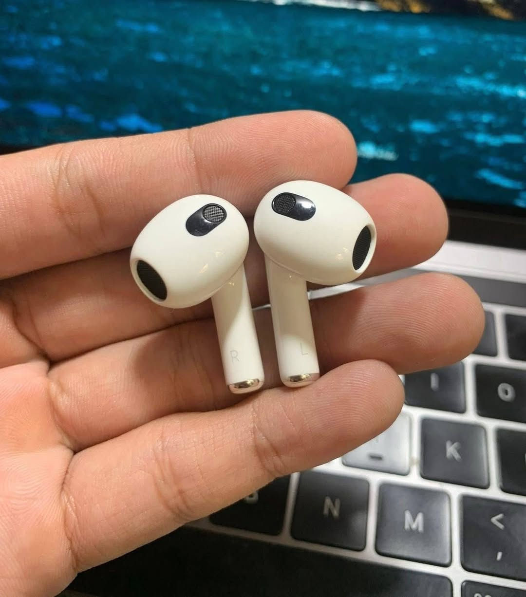 Air pod 3 #الجيل_الثالث
اصلي أمريكي ( بالة ) النظافة 95% 
بدون ايكلود  ما مصلح ولا داخل صيانه 
#تحديد_موقع_عزل_صوت_بالمكالمات_قوي
#بطارية_بلادية_يومين_تقاوم 
السعر 20   قفل  بيع بدون ربح مع شرط فحص 
واتس اب***********

