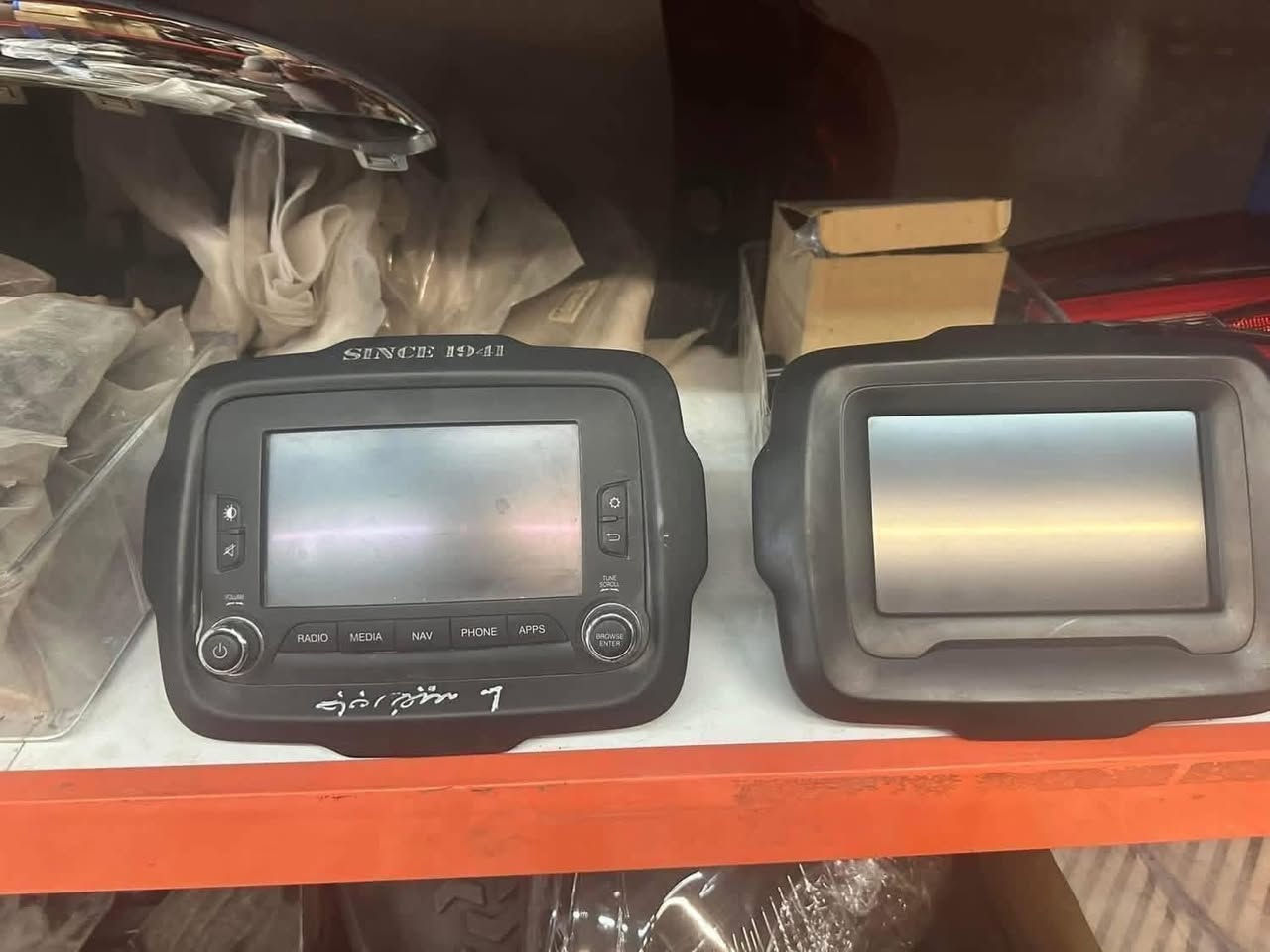 جديـــــــــــــــــــدنـــــــــــــــــــــــــــــــــــا⚫️💯⚪️
اهلا بكم في المجمع الامريكي 🚘🏎🚙🚗
يتوفر 
شاشه كومباس 2020/2021 جبيره 300 الف 
شاشه جيب رانجيت 2017/2018 صغيره 
شاشه جيب كراند شيروكي 2018/2019
شاشه ماليبو 2019/2020 سعر ٩٠ الف واكو ١٥٠ الف مل ٢٠٢٣
شاشه بزون جبيره ٢٥٠ الف 
شاشه تيران ١٥٠ الف 
يوجد خدمة توصيل داخل بغداد و المحافظات كافة .
للاستفسار الاتصال على رقم الهاتف 
☎️☎️☎️***********
 ☎️☎️☎️***********
شارع مطار المثنى قرب حلويات الخاصكي مجمع الامريكي 
يفتح المجمع الساعة 8 صباحا ولغاية الساعة الى ٦ مساء
