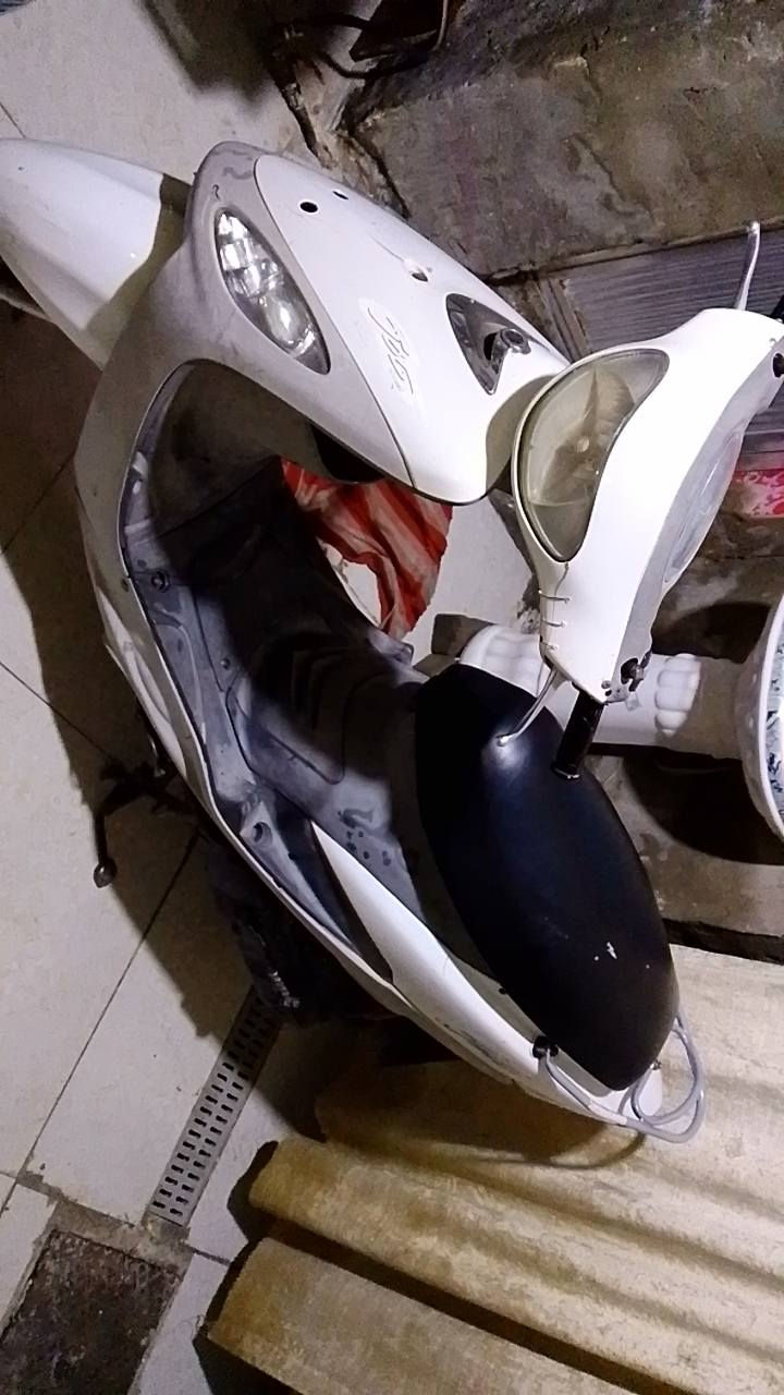 السلام عليكم ورحمه الله وبركاته 
دراجه منغولي للبيع 
الدراجه حلوه ونشطه ومكينه ناعمه الله يشهد 
مبدل سلف وكابريتر عله ايدي مال جناي 
الدراجه كدامك تسوه وحلوه وماتعبك تترحملي تجي وتكلب وتباوع بعينك بهيا كسر بسيط بلايت الامامي 
عارضها ب550 وبيها مجال 
***********
