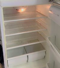 ثلاجة للبيع نضيفة ما داخلة تصليح اكبر حجم ١٨ قدم محتاج و اريد ابيعه ال...