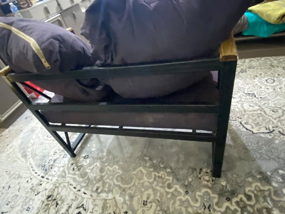 السلام عليكم عندي جلسة ترهم للكوفي او بداخل الحديقة او بلغرفة عندي 3 قطع الي يريدهن  يدزلي واتساب ***********
مكاني الحرية
