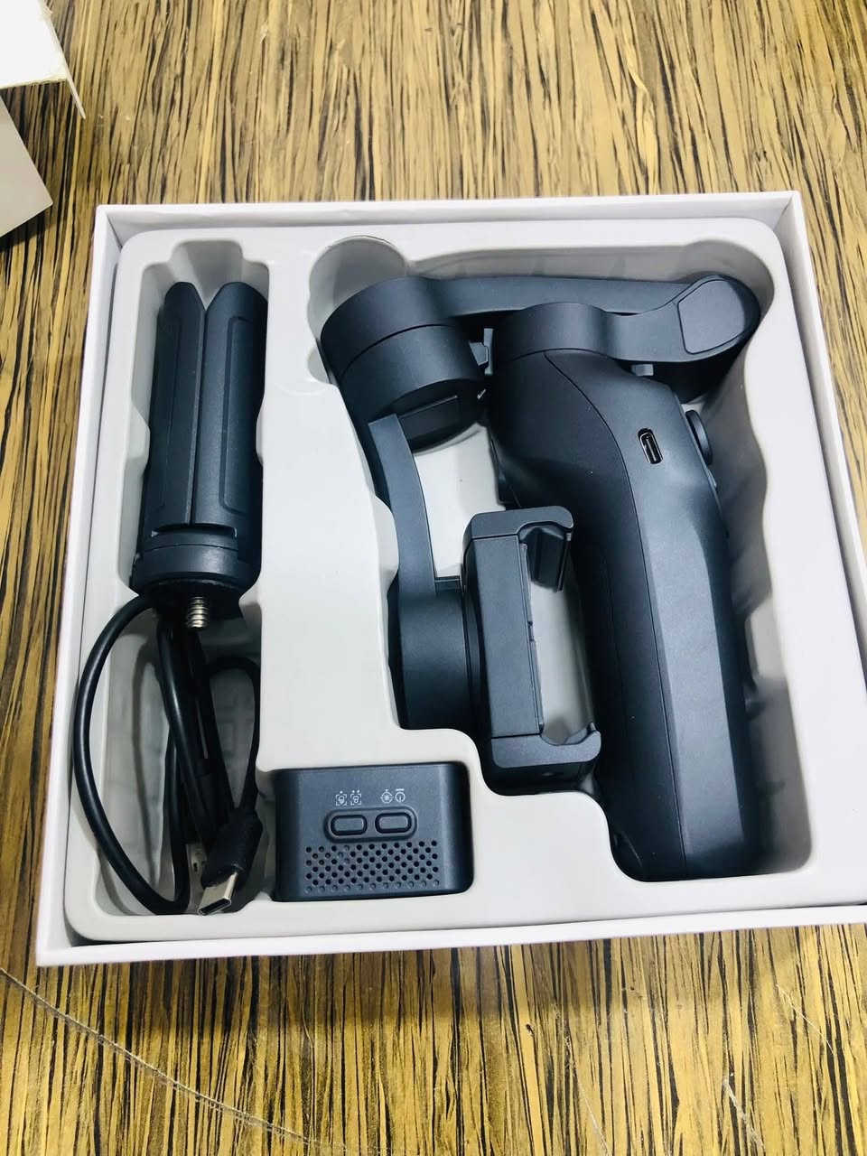 هذا الجهاز هو مانع اهتزاز (Gimbal) للهواتف الذكية من نوع Comitok L7C Pro، ويتميز بخاصية التتبع بالذكاء الاصطناعي (AI Tracking)
أهم مميزات الجهاز:
ثبات بـ 3 محاور: يضمن لك تصوير فيديو ناعم جداً وبدون اهتزازات مزعجة.
تتبع الذكاء الاصطناعي: يلحق الوجه أو الجسم تلقائياً أثناء الحركة، وهذا مفيد جداً إذا كنت تصور نفسك "فلوق" (Vlog).
عجلة تحكم جانبية: تسمح لك بالتحكم في الزووم (Zoom) أو التركيز (Focus) يدوياً.
تصميم قابل للطي: سهل الحمل في الحقيبة ومناسب للسفر.
البصرة/المعقل
السعر 120
***********
