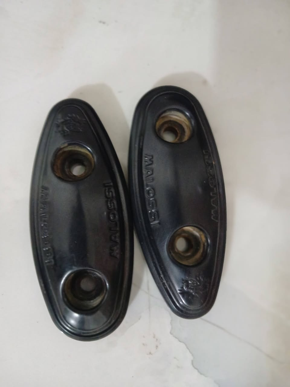 السلام عليكم جاملغ خلفي للبيع مال تي ماكس 2011 ألياف حقيقي اصلي جديد كلش كلش وستيرن رياضي ريزومه كامل يشتغل من 11 ال 2017 وعدي قباقه مالوسيات مال مري جدد ***********
