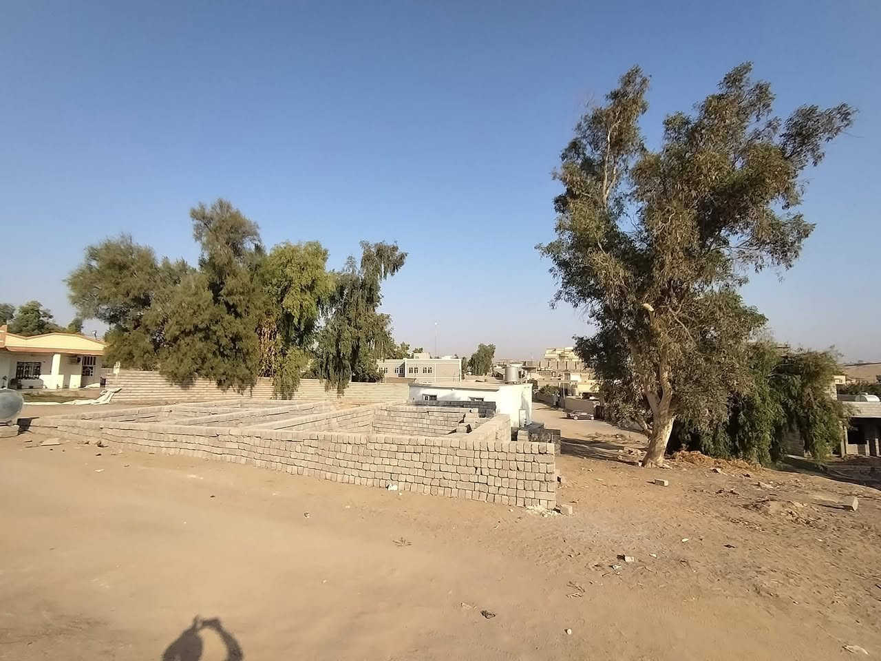 السلام عليكم
تكعيبه للبيع
مساحة البناء.. 150
مساحة الارض.. 340
ركن على شارعين. 
تتكون التكعيبه من.... 
غرفه عدد2+مطبخ+ربعه+هول+ موزع+ صحيات.... 
.. السعر 10 مليون.. 
العنوان.. 
الشرقاط بعاجه بالقرب من المدرسة الصينيه... 

الهاتف.. 
***********
