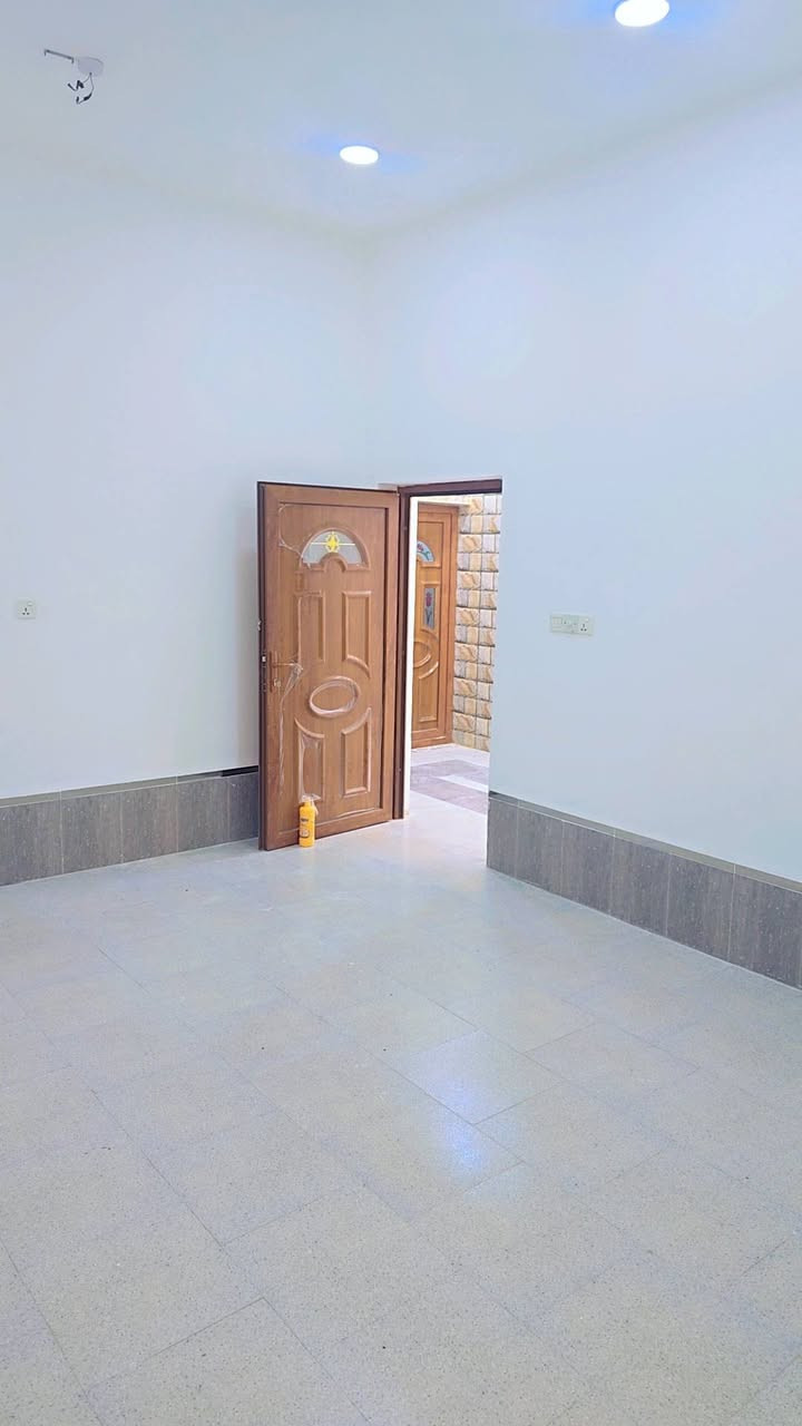 شقه للايجار.
ام الخيل. خلف سويت لاند. ***********
غرفه صحيات  صاله مطبخ درج. بلكونه 
بناء حديث.
