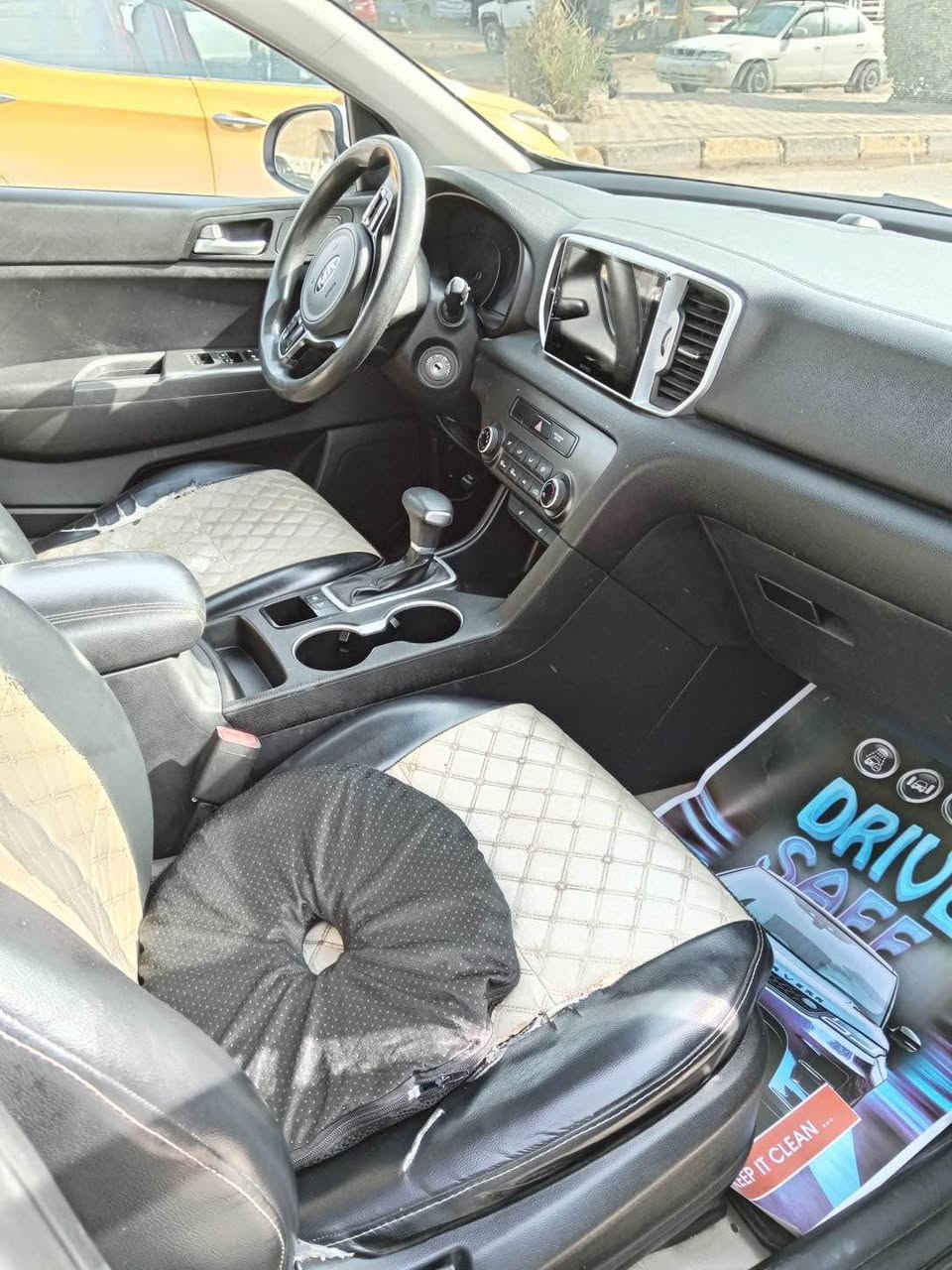 السلام عليكم سباره سبورتج 2019 وارد بيه كليري بابين عكس سايق من امريكا لون ابيض ماشيه 98 سياره نضيفه جدا مكانها بغداد دوره سعرها 180 للاستفسار الاتصال *********** بغداد, العراق
