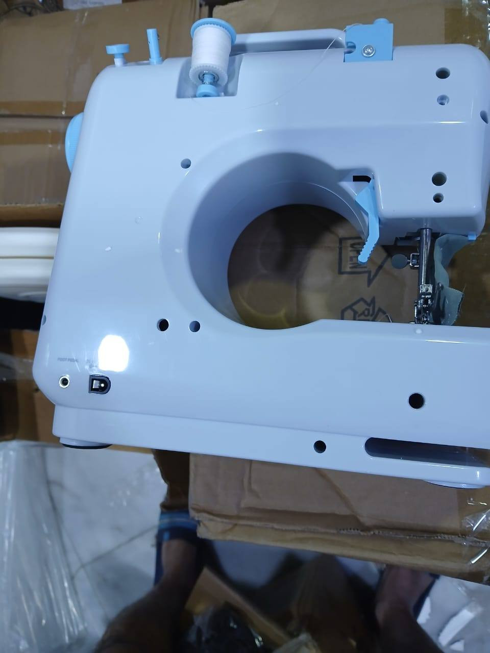 الميزات الرئيسية:
مصدر الطاقة: تعمل بواسطة منفذ USB، وتتضمن محول طاقة.
التصميم: خفيفة الوزن ومحمولة.
الاستخدام: مثالية للاستخدام المنزلي، وإصلاح الملابس، والحرف اليدوية، ومناسبة للمبتدئين وهواة الخياطة.
الوظائف: تدعم غرزًا متعددة لتلبية الاحتياجات المختلفة.
الألوان: متوفرة بألوان جذابة مثل الأزرق والوردي والأرجواني.
تعتبر هذه الماكينة مناسبة لتغيير الملابس القديمة أو صناعة الأعمال اليدوية من الأقمشة العصرية. 
السعر ٢٥ بغداد, العراق


**إذا كنت صاحب هذا الإعلان وتريد حذفه لأي سبب، رجاءا أرسل رسالة إلى الدعم الفني**