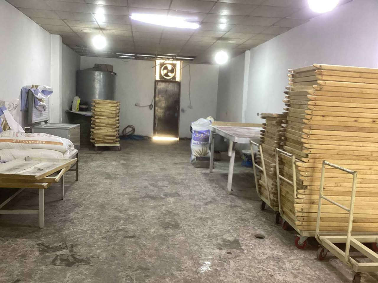 فرن صمون حجري يشتغل ١٤٠ الى ١٥٠ يشتغل على الغاز  يحتوي على ٦٠ طاولي مربع وعجانه سعة ٥٠ كيلو  ايجاره المكان ٢٥٠ الف مع الماء والكهرباء يقع على سايدن تجاري شارع ريسي المواد الموجوده حسب ما ضاهرات في الصوره المحل كبير ٥ في ٢٠ يمكن ان يستغل بمشروع اخر كصمون كهرباءي ومعجنات كمعمل


**إذا كنت صاحب هذا الإعلان وتريد حذفه لأي سبب، رجاءا أرسل رسالة إلى الدعم الفني**