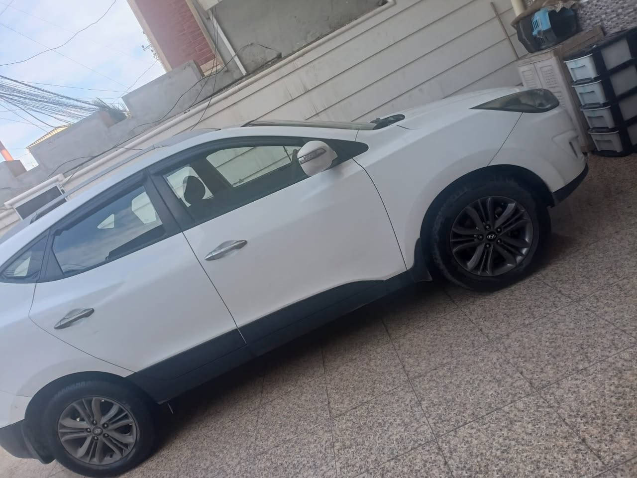 للبيع هونداي تكسون خليجي 2014 
موصفات العاديه
سياره عليها ادامه كامله
شرط محرك كير وضع شركه 
تبريد شغال 
سياره بيها ربع باب صبغ ومكان صغيره بارد 
بدون دواخل بدون ايرباك
سياره ماشيه 126 الف كيلو 
رقم اربيل جديد 
كابون بانزين بيها 
السعر 145 وبيها مجال بسيط للاستفسار اتصال عل رقم***********
