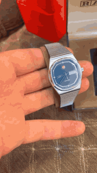 غنيه عن التعريف اساسه بالكامل لوووك شومع غير مستخدمه الساعه رادو فويجر...