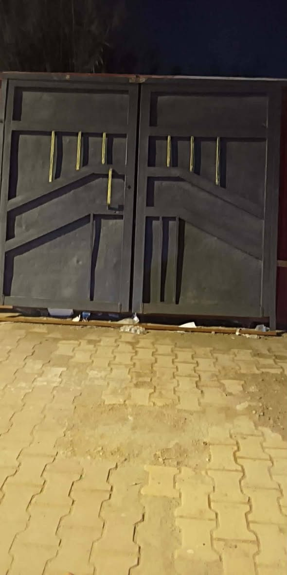 سلام عليكم
باب ثقيل طول مترين ونص
ورتفاع مترين
سعر ١٥٠ ذي قار شطره ***********
