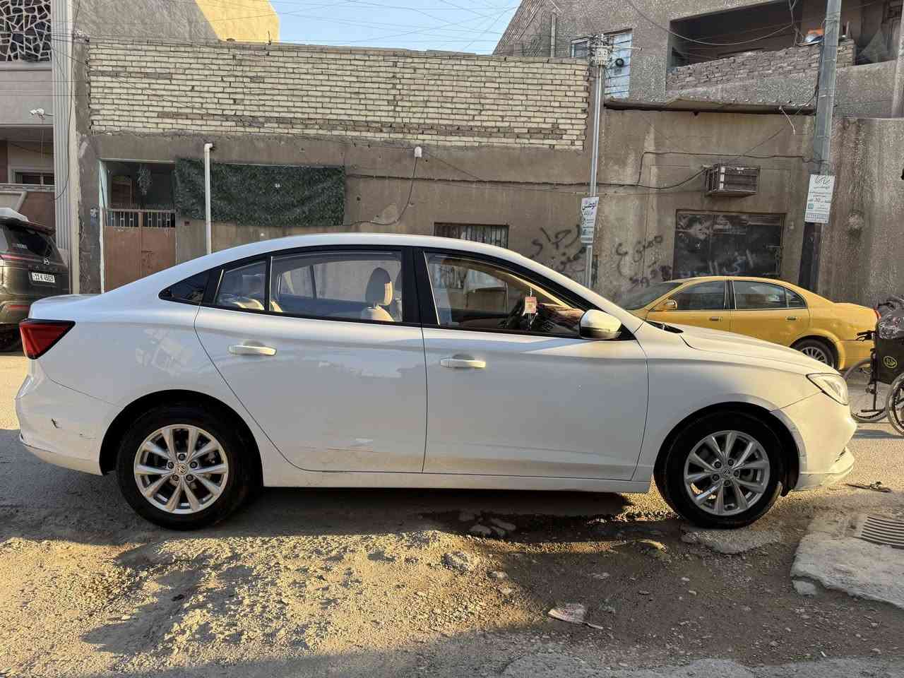 السلام عليكم 
للبيع  MG 5 ابيض اللون ، موديل 2024 خليجي 
نص مو فول 
بيها شبر بارد بالجاملغ الامامي 
و ضربة بسيطة كلش بالباب الخلفي من واحد خير ابو عربانة ضرباها و طفر 😂 
و طخات بسيطات كلش بالدعامية 

ماشية 58 الف كيلو 

سنوية جديدة ، هزة جديدة 
رقم بغداد 
التحويل ثاني يوم 

السعر 97 ورقة
مكاني بغداد ، الحرية 
***********
