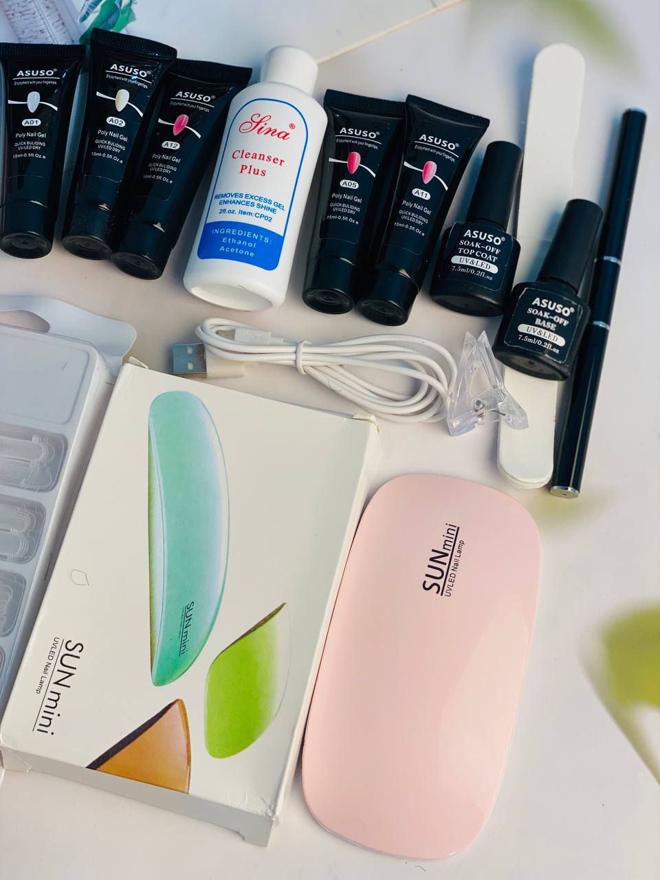 ✨ صالونكِ الخاص في بيتكِ مع طقم البولي جيل المتكامل! ✨
تألقي بأظافر قوية، طويلة، ومثالية بكل سهولة وبنتيجة احترافية تدوم لأسابيع! 💅💖
تعرفي على مكونات الطقم بالتسلسل وخطوة بخطوة:
• 1️⃣ قوالب الأظافر الشفافة (Dual Forms): قوالب بأحجام مختلفة تناسب جميع الأصابع، تُملأ بالجيل لتمنحكِ الطول والشكل المثالي بكل سهولة. 📐✨
• 2️⃣ أنابيب البولي جيل (ASUSO Poly Gel): 5 ألوان مميزة وقوية (بين الشفاف، الأبيض، والوردي الطبيعي) سهلة التشكيل وخفيفة جداً على الأظافر. 🎨 Tubes
• 3️⃣ قاعدة الجيل (ASUSO Base Coat): الطبقة الأساسية الأولى التي تحمي أظافركِ الطبيعية وتضمن ثبات البولي جيل لأطول فترة ممكنة. 🛡️💅
• 4️⃣ محلول المنظف (Sina Cleanser Plus): السائل السحري الذي يمنع التصاق الجيل بالفرشاة أثناء التشكيل، ويُستخدم لمسح الأظافر وتنظيفها. 🧪 المطهّر
• 5️⃣ القلم المزدوج (قلم التشكيل): يحتوي على جهتين؛ ملعقة معدنية لقطع وتوزيع الجيل، وفرشاة ناعمة لتشكيله داخل القالب. 🖌️🥄
• 6️⃣ الملقط الشفاف (Clip): ملقط ذكي لتثبيت القالب على الأظافر ومنعه من التحرك أثناء التجفيف. 📎👌
• 7️⃣ المبرد الأبيض العريض: لتسوية الأطراف وتحديد الشكل النهائي بدقة ونعومة. 🪚✨
• 8️⃣ مصباح التجفيف الذكي (SUNmini): جهاز الـ UV/LED المحمول، يجفف الجيل بثوانٍ معدودة ويعمل بوصلة USB في أي مكان. 🔌💡
• 9️⃣ الطبقة اللامعة (ASUSO Top Coat): اللمسة النهائية الزجاجية التي تحمي الأظافر من الخدوش وتمنحها لمعاناً مذهلاً يدوم لأسابيع. 💎 طلاء

السعر خاص


**إذا كنت صاحب هذا الإعلان وتريد حذفه لأي سبب، رجاءا أرسل رسالة إلى الدعم الفني**