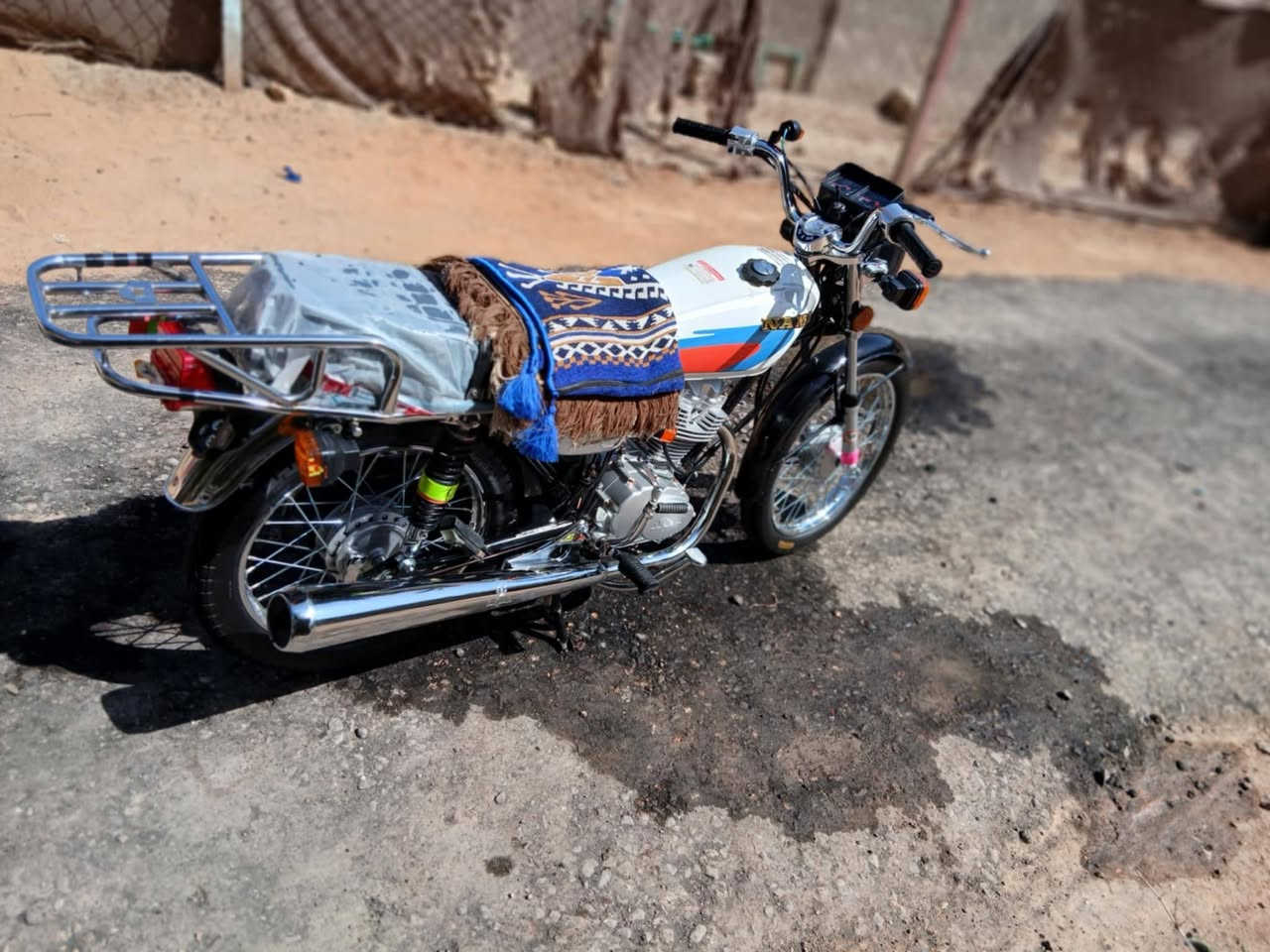 يالله السلام عليكم 
نامه امتياز تلث احرف شبه شلامجه مديل 27 استيراد 
الدراجه نضافتها كدامك صارلها 5 تشهر طالعه من وكيل الدراجه مخزونه ماطلع بيها ماشيه 3000اوراق سكنر محرك مامفتوح حتا قبق التفيلس ***********هاذه الرقم خاص مامتواجد المكان نجف حريه عباسيه السعر 675 وبيها مجال للشراي +سوبايه موياها
