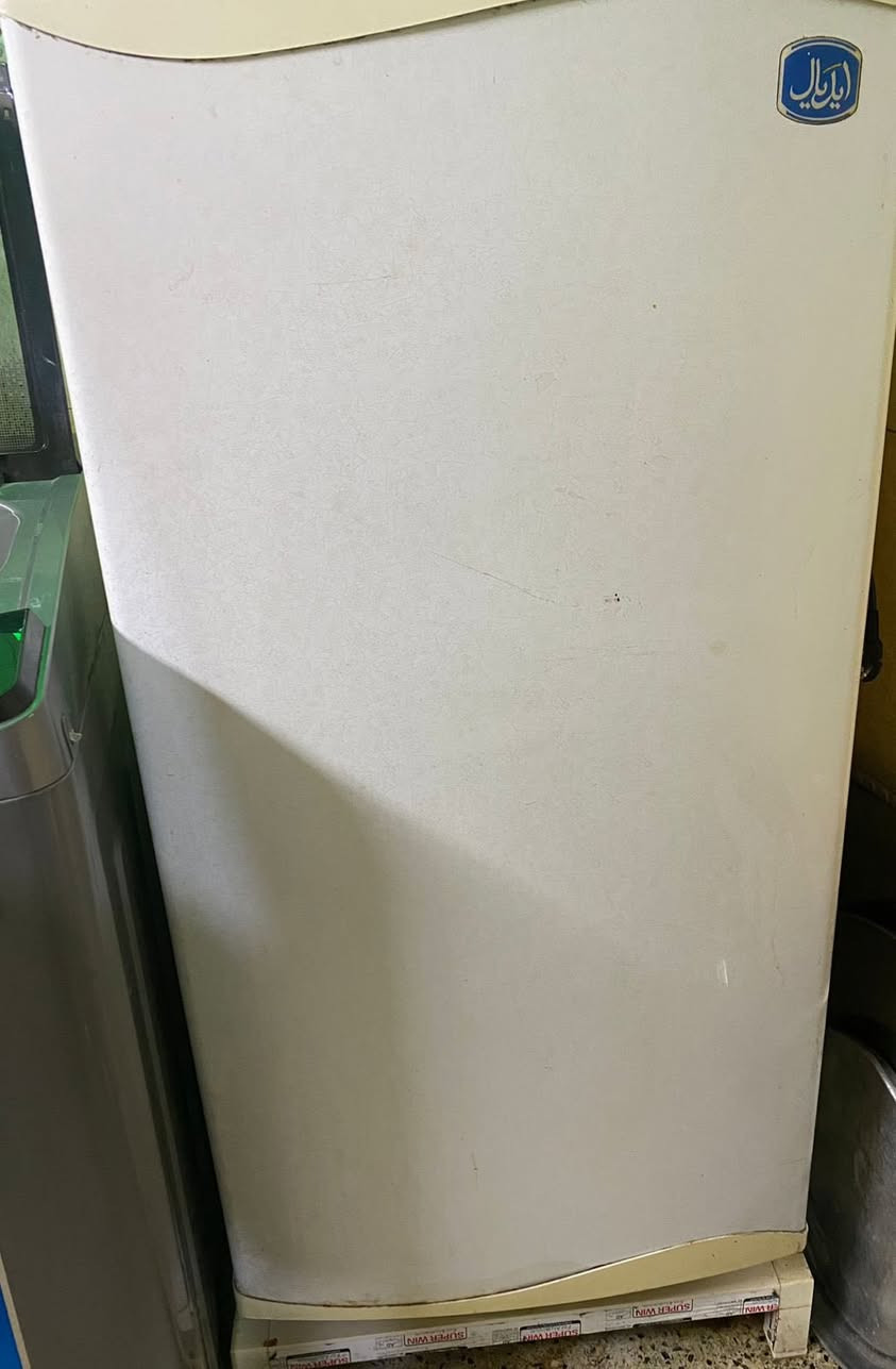 عرض للبيع مكاني بغداد الدورة.                                           ثلاجة : ايديال  باب واحد مابيها اي عطل ب175
مجمدة : كرافت مابيها اي عطل ولا خدش ب150
الكاونتر والملحق والسنك والصيدلية : فقط كسر بصيط باب السنك من جهة اليمنه ب175 
وبيهن مجال بصيط


**إذا كنت صاحب هذا الإعلان وتريد حذفه لأي سبب، رجاءا أرسل رسالة إلى الدعم الفني**