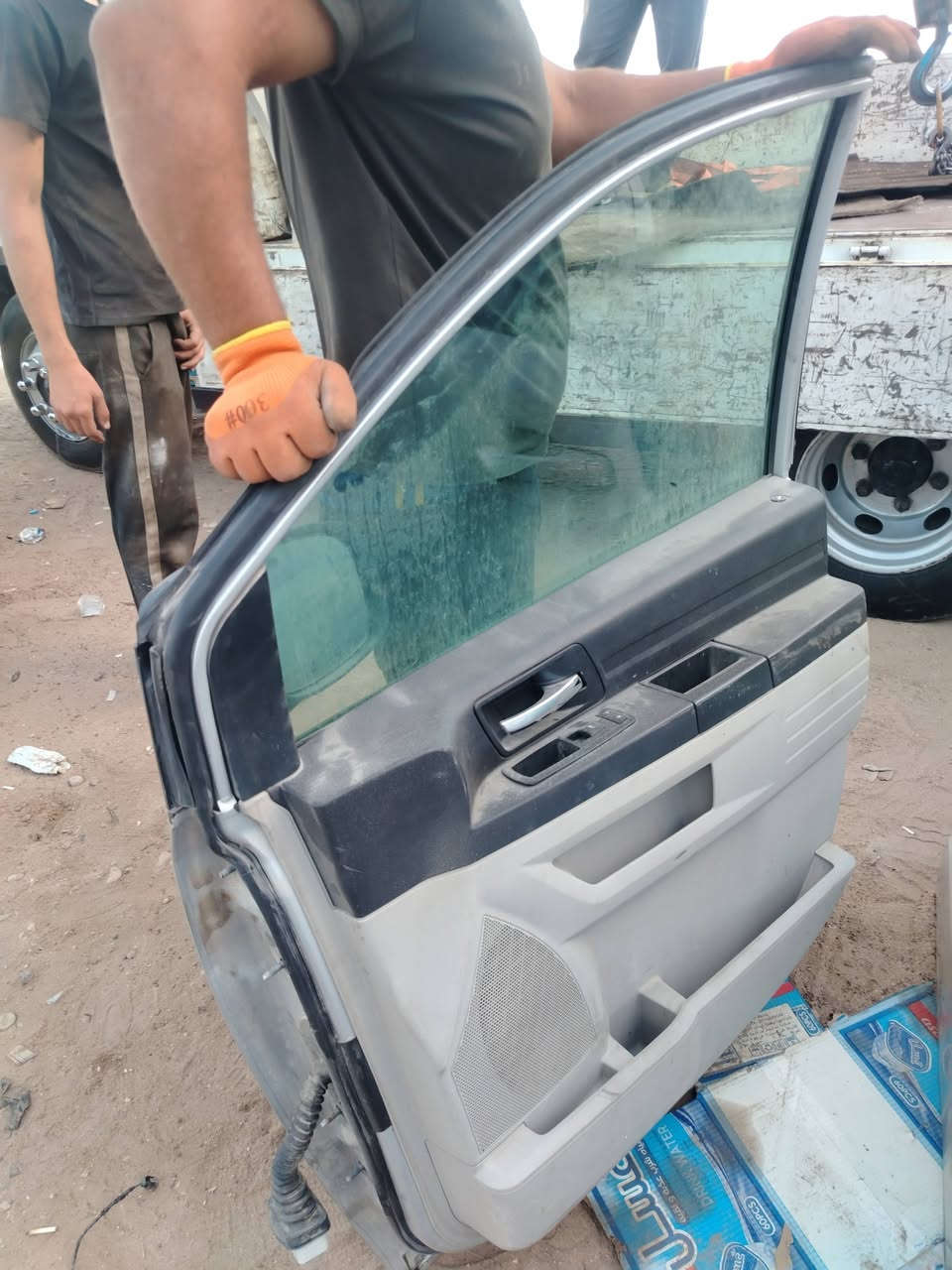 يوجد لدينا جمبع لغراض لدوج كرفان وكلايسلر  من موديل ٩٦ الى موديل ٢٠١٠ للاستفسار *********** العنوان بغداد الحسينيه مال راشديه قرب المرور مالل لحسينيه ويوجد توصيل الى جميع لمحافظات وتحياتي لكم

