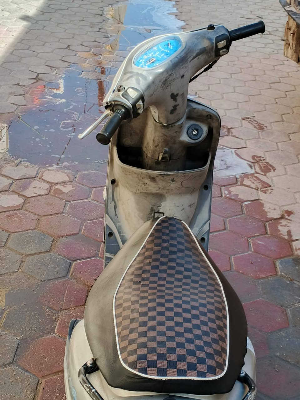 السلام عليكم دراجه ماكس مال رمبه صار لها ثلاثه اشهر من طالعه من حاويه دراجه نظيفه مقفوله من كل شيء ماكينه ما مفتوحه المكان رميته والشراء يجي خاص***********
