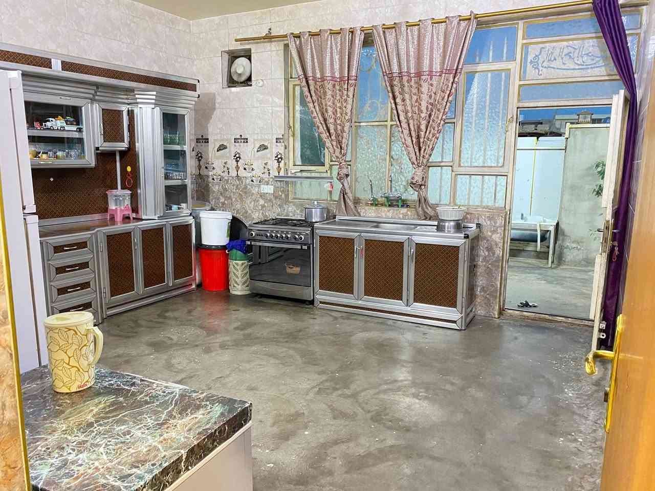 سلام عليكم بيت للبيع بمنطقة جسر ديالى ( جامع طه) 
مساحة ( 200 ) متر 
الواجهة ( 10 ) والنزال ( 20 ) زراعي سند ( 25 ) 
يحتوي على غرفتين نوم وصالة ومطبخ واستقبال وصحيات داخل وخارج البيت طابق واحد متوفر كافة الخدمات     (  كهرباء  + ماء  +  تبليط  + مجاري ) 
للاستفسار اكثر اتصل على الرقم ***********
