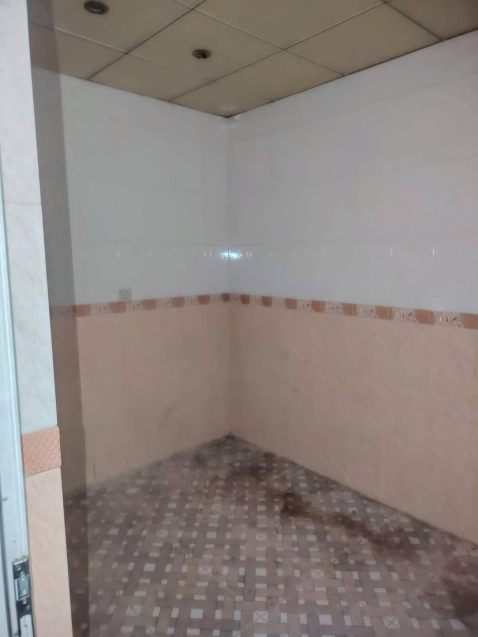 بيت الايجار حي السماح قرب جوري ماركت غرف نوم وهول واستقبال مطبخ و صحيات وكراج طابق الثاني غرف نوم  مطبخ و صحيات ***********/  ***********
