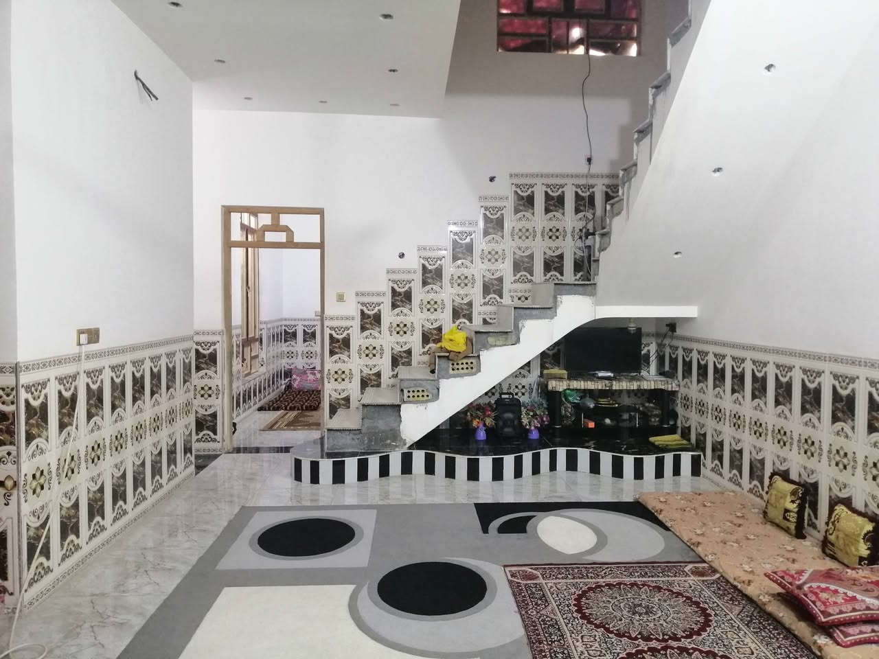 مشتمل للبيع في الفلوجه حي الخضراء خلف جامع التقوى المساحه ١٢٥ طابق واحد بناء حديث بلوك شارع ١٥ يحتوي على غرفه النوم و صالة و ستقبال ومطبخ وحمام وصحيات خارجيه السعر ٨٠ مليون وبي مجال بسيط للاستفسار مراجعة مكتب القمه للعقار او الاتصال على الأرقام التاليه *********** ***********
