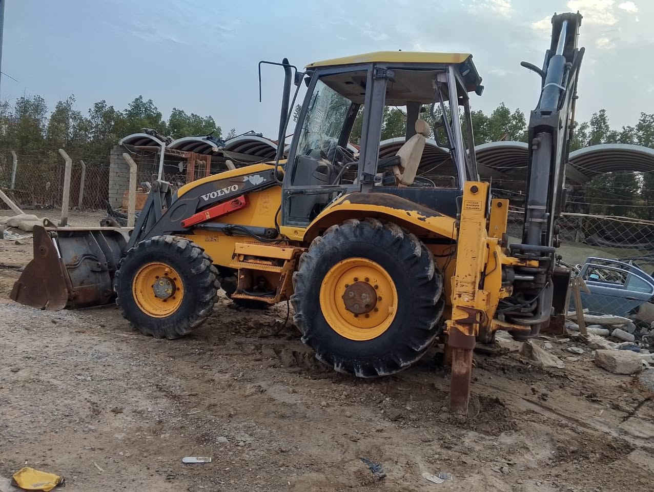 السلام عليكم حفاره فالفو موديل 2005 سلايت ومقص رقم الماني بيها خلل بسيط  بالمحرك  ونقص راديترات  رقم الهاتف للأستفسار ‭٠٧٧٦ ٣٨٦ ٥٩٤٠‬
