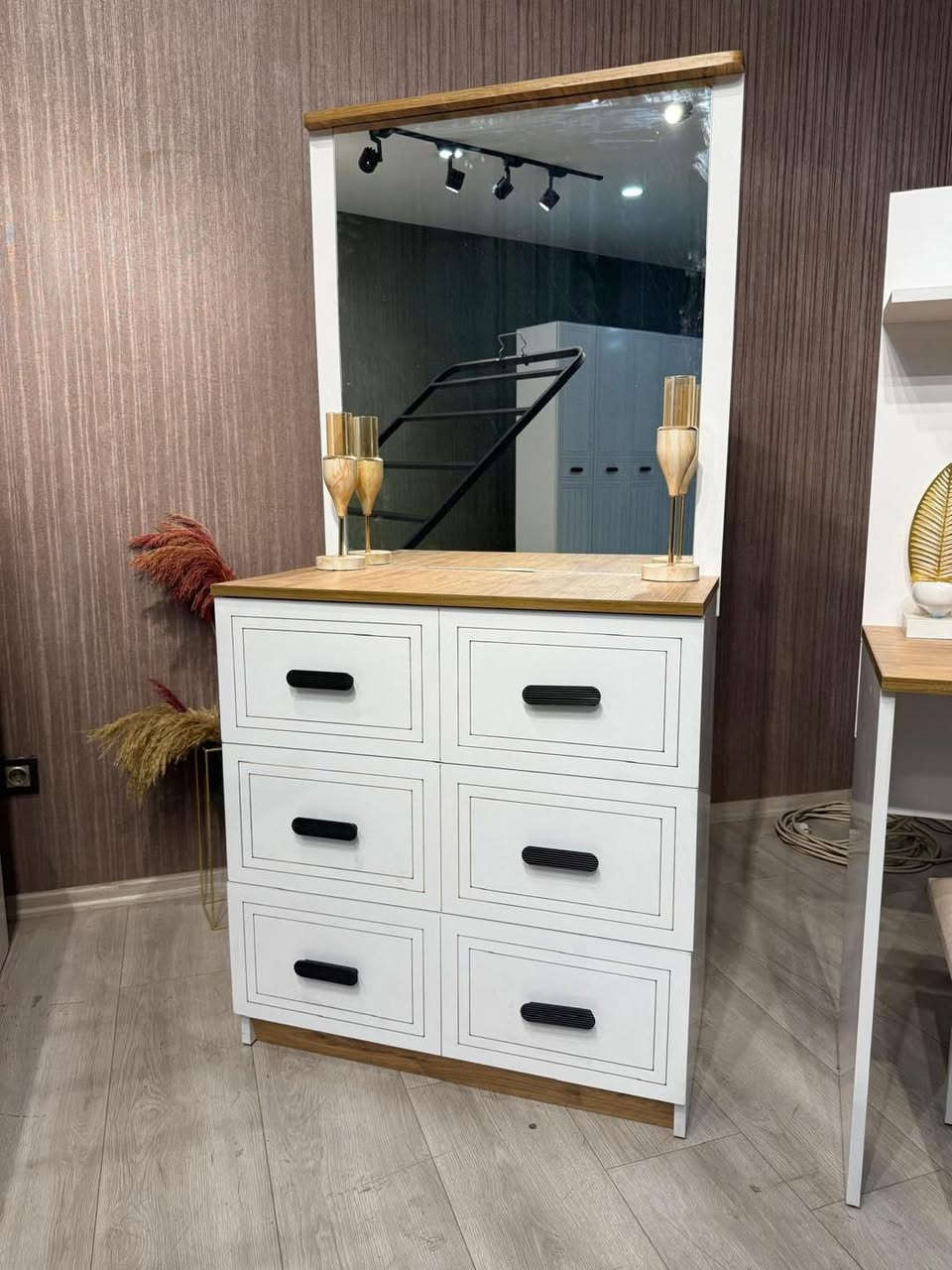 كاشان مول للاثاث المنزلي

شبابي 6 باب 
سرير جك ضهر بلوك شغل اصلي 
7 قطع 
يتوفر توصيل وشد الى كافة المحافظات 

***********
***********
