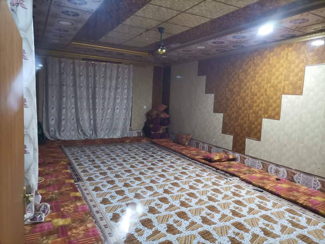 السلام عليكم
بيت للبيع الارض زراعي مساحه دونم غرف نوم عدد2 ربعه 8ب5 هول 6ب4 مطبخ حار وبارد ومخزن داخل ومخزن خارج صحيات داخل وصحيات خارج موزع وصطي 7ب4 صطح شتايكر خطين مي خط مولد بير ماء شغال بيت مرتب سقوف جدار سيراميك
المكان العلم  حي الصمد قاطع الزيدان 
للمزيد من الاستفسار الاتصال على الرقم ***********
أو مراجعة مكتبنا العنوان فلكة الشهيد عبدالله الجبارة مقابل مجمع مهرة العلم
