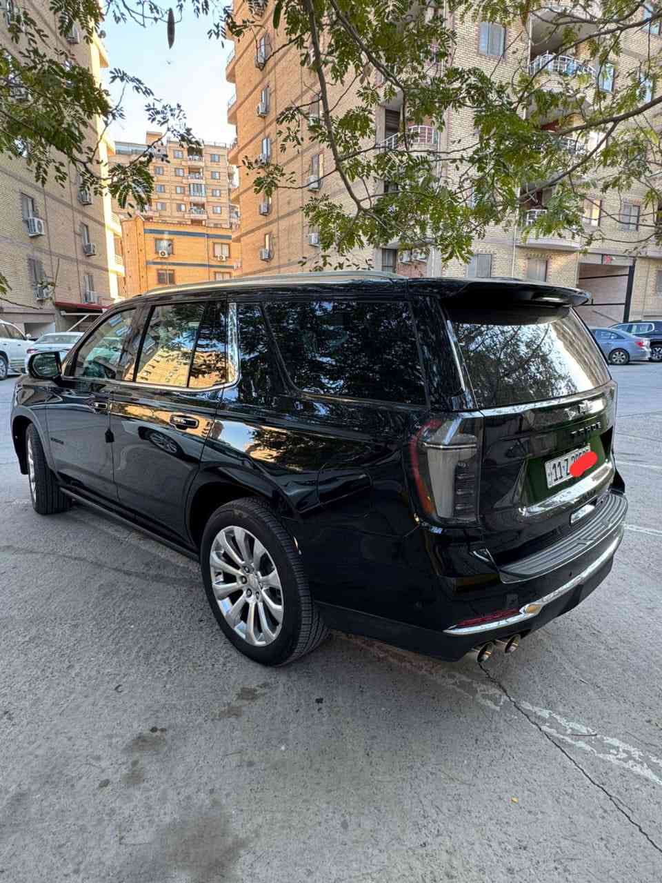 ✨ للبيع – شفروليه تاهو 2025 بريمير | أعلى فئة ✨
🚘 خليجي | رقم بغداد مميز | كفالة عامة

سيارة فخمة تجمع القوة، الراحة، والتكنولوجيا بأعلى مستوى، بحالة الوكالة وجاهزة للفحص.

🔹 الموديل: 2025
🔹 الفئة: Premier (بريمير)
🔹 المواصفات: خليجي
🔹 الضمان: كفالة عامة
🔹 الحالة: ممتازة جداً – استخدام خفيف

⚙️ المواصفات الفنية:
 • محرك V8 سعة 5.3 لتر
 • ناقل حركة أوتوماتيك 10 سرعات
 • نظام دفع رباعي (4×4)
 • أنظمة قيادة متعددة حسب الطريق

🛋 الداخلية والراحة:
 • مقاعد جلد فاخرة
 • مقاعد أمامية كهربائية + تبريد وتسخين
 • شاشة وسطية كبيرة تعمل باللمس
 • عدادات رقمية
 • نظام صوتي فاخر BOSE
 • تشغيل بصمة + تشغيل عن بُعد
 • تكييف ثلاثي المناطق
 • شحن لاسلكي للموبايل

🛡 الأمان والمساعدة:
 • رادار أمامي
 • نظام المحافظة على المسار
 • تحذير النقطة العمياء
 • كبح طوارئ
 • حساسات أمامية وخلفية
 • كاميرات محيطية 360°
 • تثبيت سرعة ذكي

✨ الخارجية:
 • جنوط ألمنيوم قياس 22 إنج
 • إنارة LED كاملة
 • فتح وغلق شنطة كهربائي
 • مظهر رياضي وفخم

سعر مناسب !

📍 موقع السيارة: مجمع الأيادي
📞 رقم التواصل: ***********
