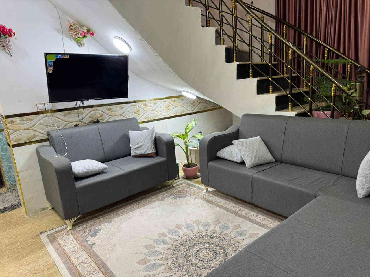 السلام عليكم بيت للبيع كربلاء طويربج حي الجمعيه قرب مدرسه المستقبل المساحه 150 واقع حال 160يتكون من استقبال/صاله/غرفه نوم/مطبخ/مجمع صحيات السعر70وبيه مجال
*********** كربلاء
