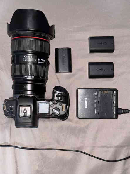 كانون r  للبيع فقط الفيوفندر مكسوره الجامه بس شغال مابي شي 3 بطاريات وياه او ادبتر 
عدسه 24.70 فتحه 2.8 الرنك الاحمر الاصدار الثاني السعر مليونين قفل ابيع كت كامل 
85 فتحه 1.4 سيكما ارت السعر 700 
***********
