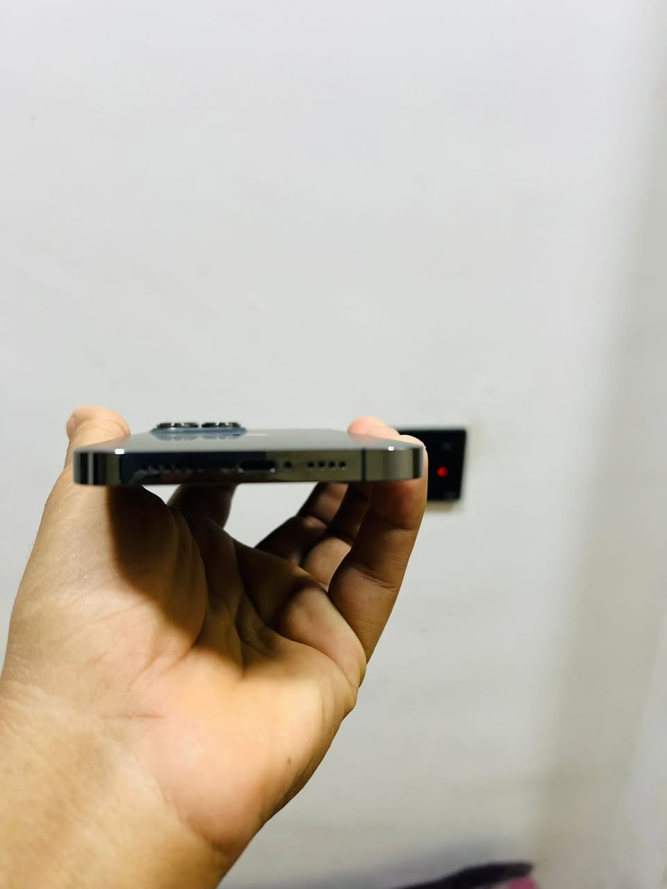 آيفون13برو ماكس جهاز نضافة١٠٠/١٠٠جهاز وتر ما مفتوح بطارية 83مكاني بغداد الدورة هاذة رقمي متواجد واتساب *********** سعرة680 بس كيبل ويا
