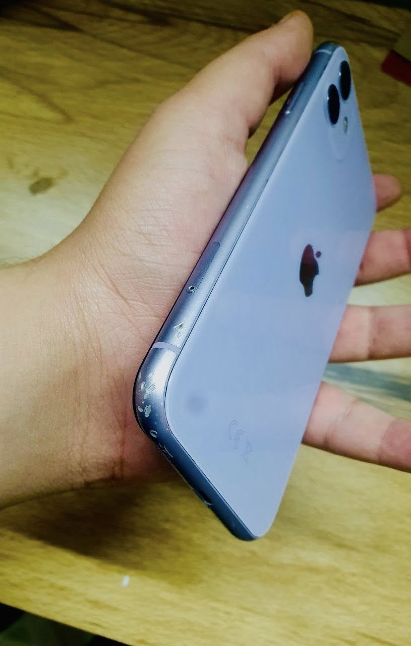 السلام عليكم
ايفون 11 عادي للبيع او للمراوس 

جهاز نضيف حجم صغير سهل وحلو 

مبدل بورد اصلي لاكن فيس ايدي متوقف

يجي بمواصفات جيدة مثل /

 • الشاشة: 6.1 إنش Liquid Retina HD (LCD)

 • الدقة: 1792×828

 • المعالج: A13 Bionic (قوي وسريع)  ￼

 • الكاميرا الخلفية: مزدوجة 12MP (عادية + واسعة)  ￼

 • الكاميرا الأمامية: 12MP تدعم تصوير 4K  ￼

 • التصوير: 4K حتى 60fps

 • البطارية: حوالي 3110mAh + شحن سريع و لاسلكي 

بوبجي 60 فريم قوي بالالعاب مثل دلتا فورس بسلاسة خرافية

ذاكره 64 جيجا / محدث اخر تحديث ios 26.3  

الجهاز بدون مشاكل شغال وبكفاءة جيدة

السعر ١٧٠ الف / قابل للمراوس ايفون او سامسونج 

العنوان / بغداد - البياع - شرطة الخامسة 

الرقم للتواصل / ***********
