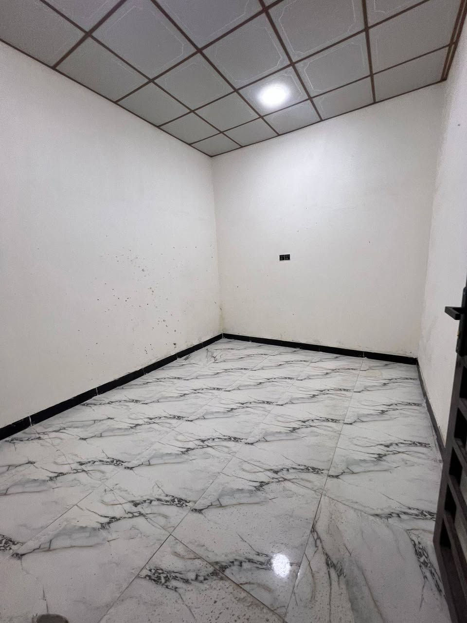 بيت مساحه 100 سقف سندويج البصرة الجزيره مجمع الريان بيت مرتب ونظيف مثل ماشوف سعر  37 وبي مجال اي استفسار ***********
