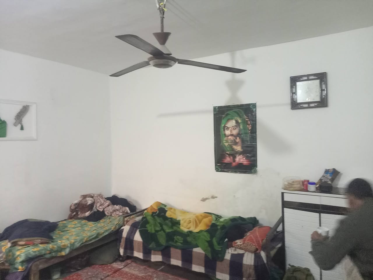 بيت ١٠٠ متر واجهة ٥ ونزال ٢٠ اربع مراحل حوش وهول وستقبال ومطبخ وغرفة نوم. يحتاج ترميم بسيط بي بس غرفة وحدة مرممة ومصبوغة. المكان العشتالاف يم جامع قائم ال محمد. منطقة مبلطة ونضيفة وقريب عالمدارس والسوك. للتواصل ***********
