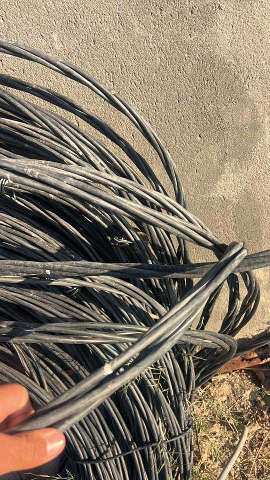 ضفيره اربع خطوط (35)تركي اصلي للبيع طول 320 متر نظيفه كلش ***********
