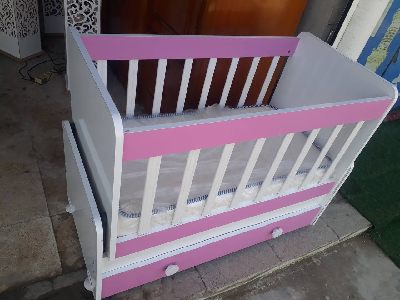 السلام عليكم سرير طفل تركي مستعمل نظيف جدا العنوان حي فلسطين قرب صيدلية الاسدي  للاستفسار الاتصال على ***********
