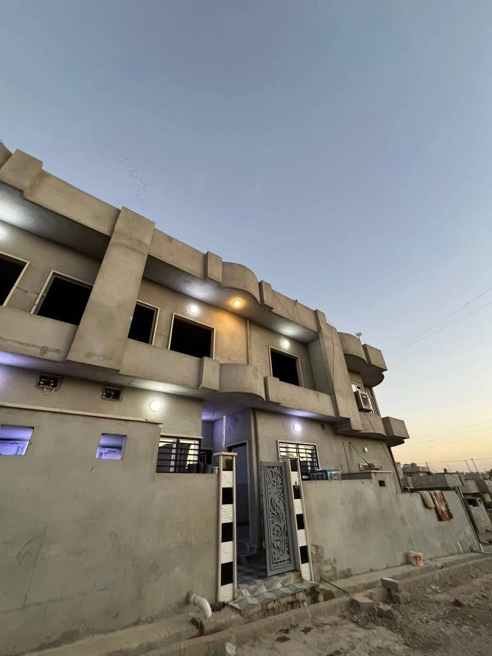 بيت 🏡 طابقين للبيع.    في حي القوسيات
يرهم نظام القصد 

خلف معمل 🏭 غاز التوفيق   

المساحه.   110. متر مربع 

وجها.    10.  م نزال.   11.   م

طابق الأول يحتوي  عله استقبال مطبخ.  غرفه نوم 🛌.  مشتملات.  خارج داخل. 

طابق الثاني يحتوي عله ثلث غرف نوم 🛌.  مشتملات 

خدمات ماء 💦 كهرباء ⚡️. قريب من التبليط 

سند زراعي ملك صرف.   نموذج.   25. وصل بلديه من الشرعي مباشر 

الدار 🏠. بناء 🔨. حديث.  ألفين.  2025. 

اتجاه.  قروب تام ☀️ 

السعر. ( 55 ).  بي مجال 

‏الاستفسار بالأرقام 

       ***********

***********
